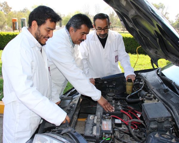 Investigadores politécnicos convierten automóvil mecánico a eléctrico