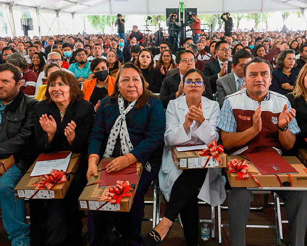 IPN and SNTE Provide Laptops to Teaching Staff