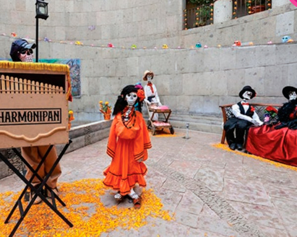 Revives the Day of the Dead tradition with a grand offering at the General Directorate