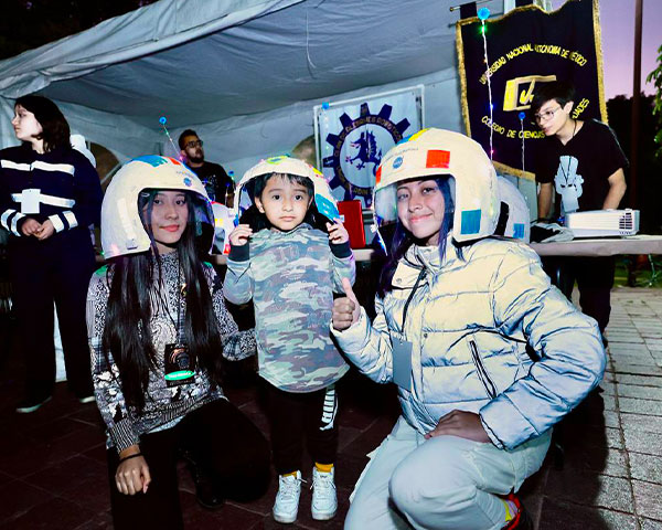 MILES DE FAMILIAS DISFRUTAN NOCHE DE ESTRELLAS EN EL IPN 