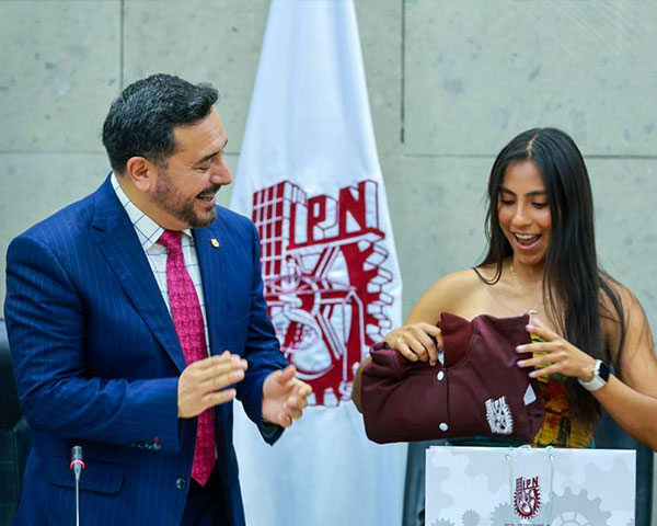 RECONOCE IPN A DIANA FLORES, ESTRELLA DEL TOCHITO BANDERA